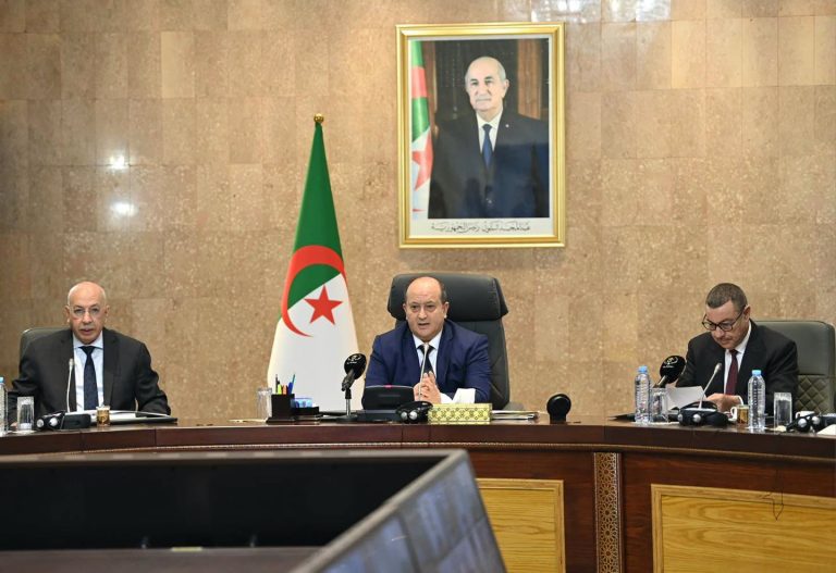 الوزير الأول يترأس اجتماعًا لمتابعة تنفيذ المخطط الاستعجالي لإصلاح مخلفات حرائق الولايات المتضررة