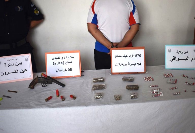 توقيف شخص محل ثلاثة أوامر بالقبض وحجز مخدرات وسلاح ناري بعين فكرون
