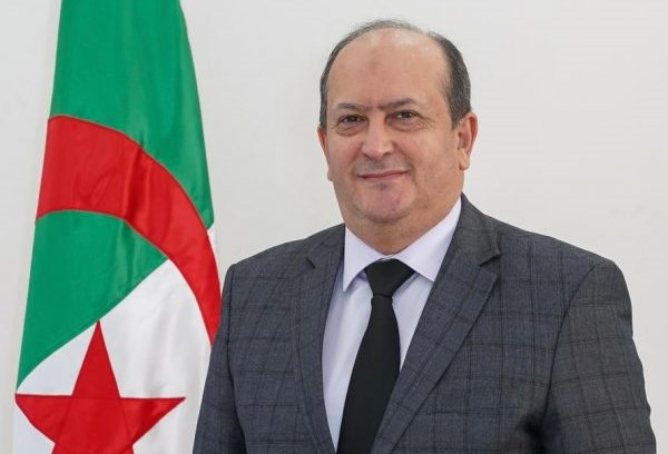 الوزير الأول يشرف على مراسم التوقيع على اتفاقيتين للتعاون الصناعي