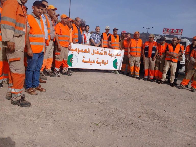 تعبئة واسعة للإمكانيات البشرية والمادية لإزالة آثار الحرائق وإعادة تأهيل شبكة الطرقات والمنشآت بولاية جيجل