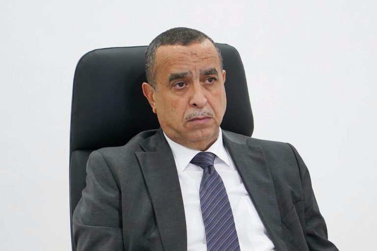 وزير الطاقة والطاقات المتجددة يترأس اجتماع عمل حول التنقل الكهربائي وآليات الاستهلاك حسب الفترات الزمنية
