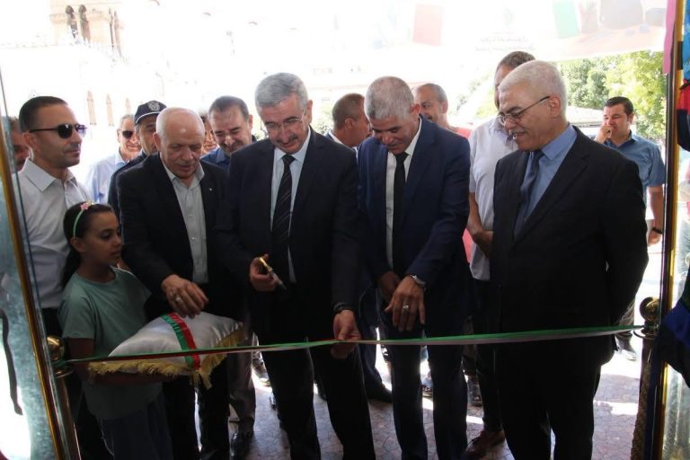 والي سطيف يشرف على افتتاح معرض لبيع الأدوات المدرسية  تحضيرًا للدخول المدرسي