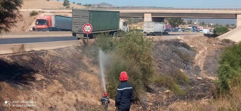 عين الدفلى:  حريق شاحنة بدون خسائر بشرية بالطريق السيار شرق غرب ببومدفع