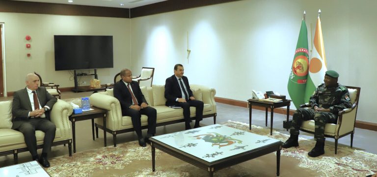 وزير الدولة، وزير المحروقات يحظى باستقبال من طرف رئيس جمهورية النيجر