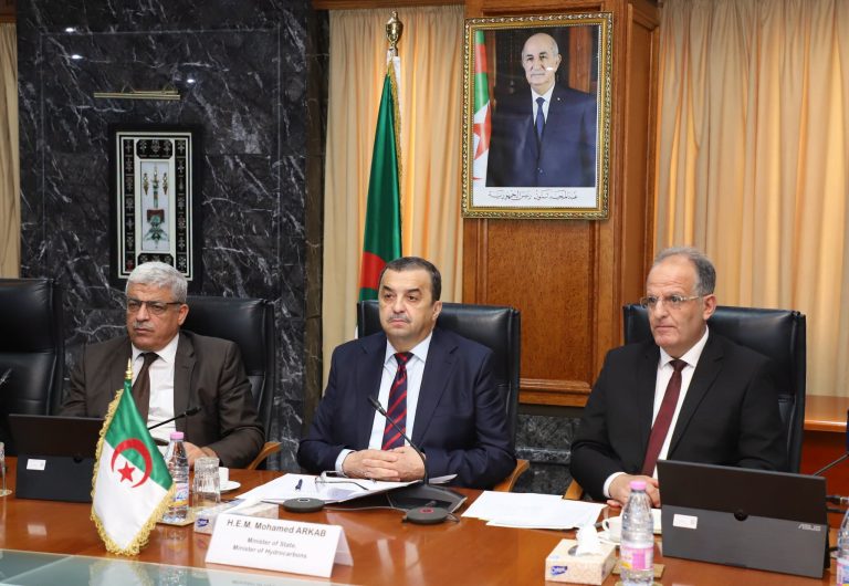 وزير الدولة، وزير المحروقات يتحادث مع نظيره الأذربيجاني.