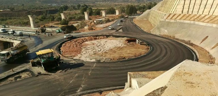 أشغال لتطوير وصيانة شبكة الطرق عبر 10 ولايات وتعزيز انسيابية حركة المرور