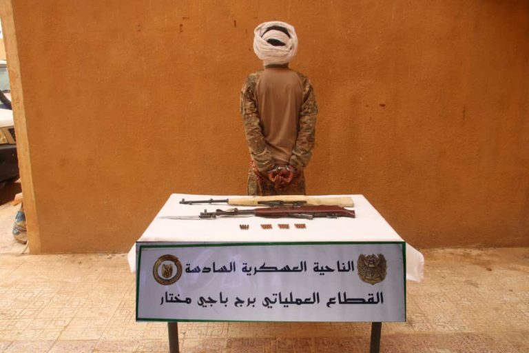 الإرهابي المدعو “علي” يسلم نفسه للسلطات العسكرية ببرج باجي مختار
