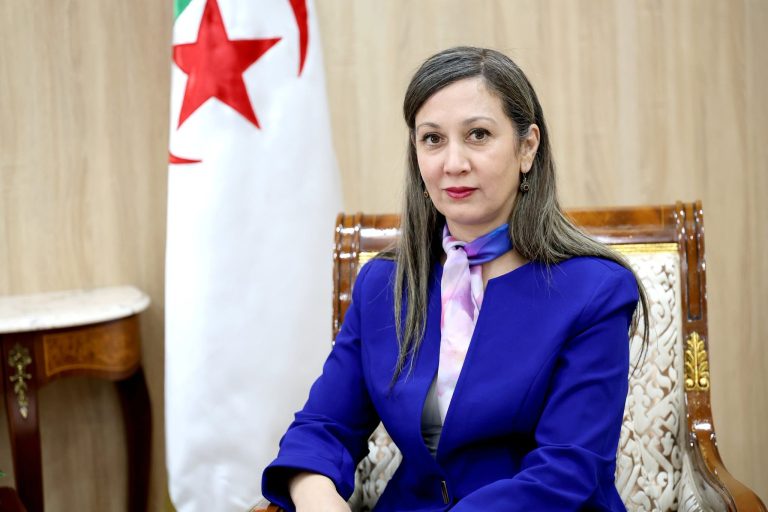 رئيسة المجلس الشعبي الوطني الدكتورة خليدة بوفدش تهنيء العداء جمال سجاتي