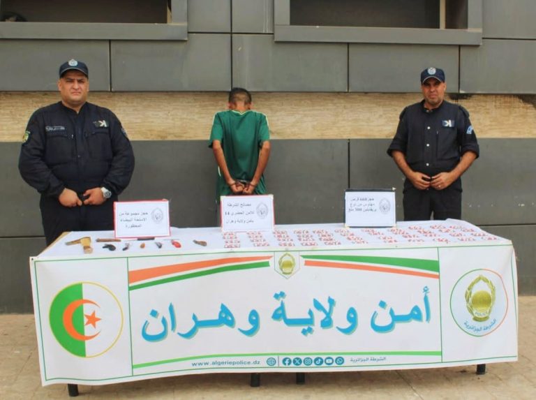 شرطة وهران توقيف شخص بحوزته 660 كبسولة بريغابالين وأسلحة بيضاء