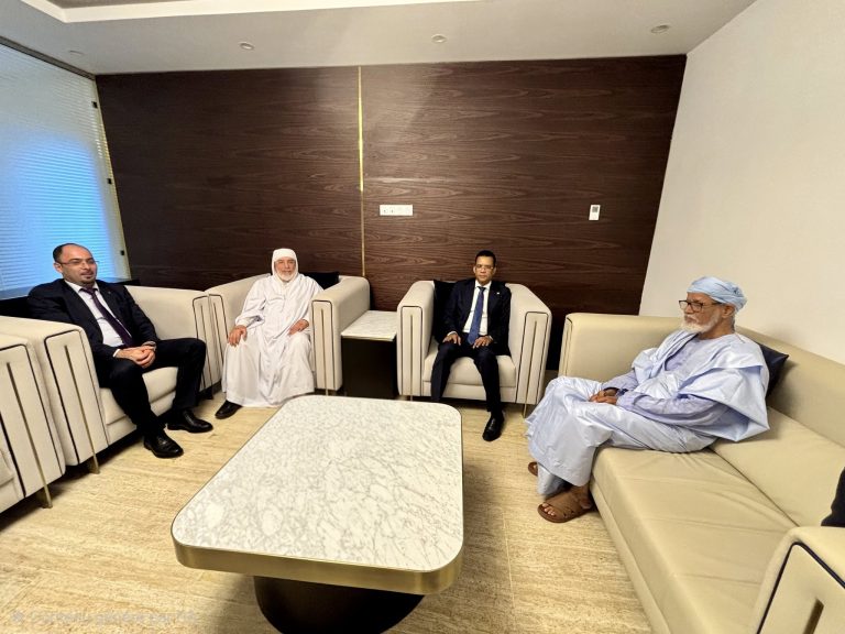 عميد جامع الجزائر يحلّ بالجمهوريّة الإسلاميّة الموريتانيّة للمشاركة في المؤتمر الدّوليّ التّاسع والثّلاثين للسّيرة النّبويّة.