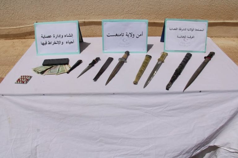 الفرقةالجنائية بتامنغست تفكك عصابة أحياء خطيرة و تحجز أسلحة بيضاء و مؤثرات عقلية توقف3أشخاص