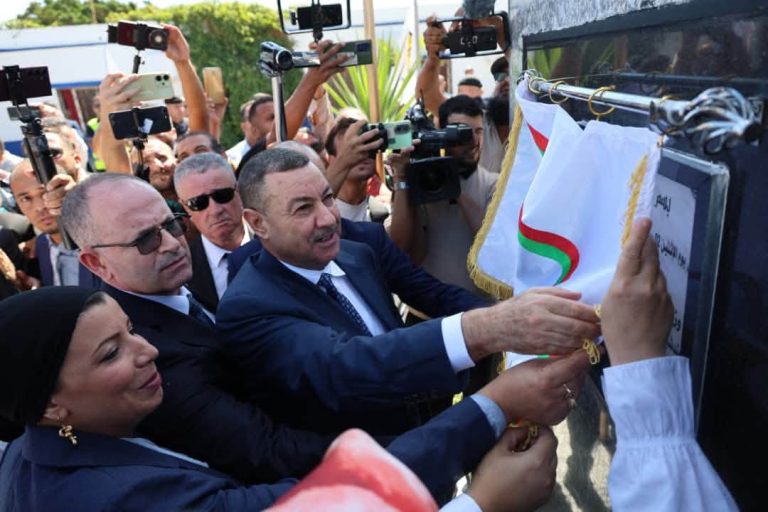 سعيود يشرف بميناء مستغانم على وضع منصة تخزين الحاويات والأرصفة التابعة لها حيز الخدمة