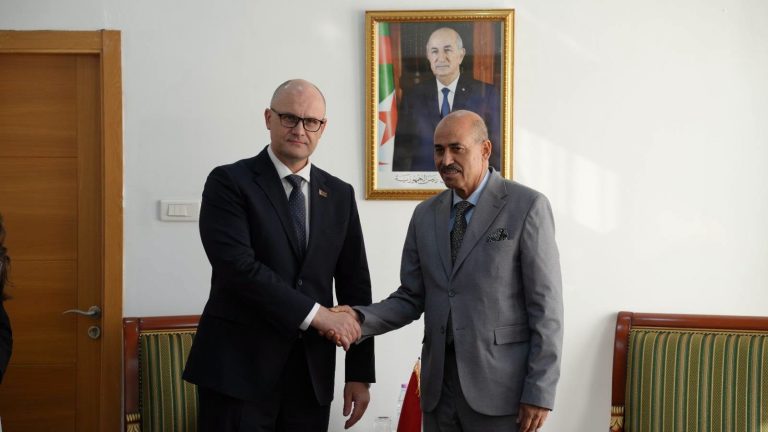 وزير الصناعة يستقبل سفير بيلاروسيا لدى الجزائر ووفدًا من رجال الأعمال البيلاروسيين
