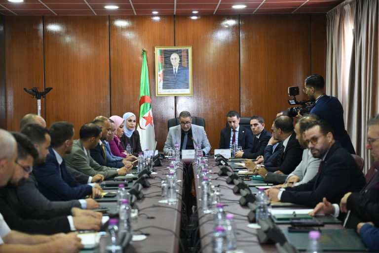 لجنة الشؤون القانونية والإدارية وحقوق الإنسان تعقد اجتماعا أوليا