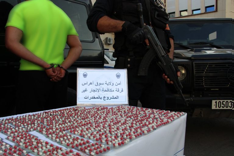 أمن سوق أهراس توقيف 08 أشخاص وحجز مؤثرات عقلية ومخدرات صلبة وقنب هندي وأسلحة بيضاء محظورة