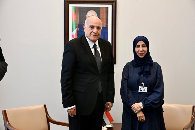 أحمد عطاف يلتقي نظيرته اليمنية لبحث تطورات اليمن وتعزيز التعاون والتنسيق بين البلدين.
