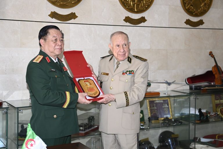 الفريق أول السعيد شنڨريحة، الوزير المنتدب لدى وزير الدفاع الوطني، رئيس أركان الجيش الوطني الشعبي، يستقبل مدير الدائرة العامة لسياسة الجيش الشعبي الفيتنامي