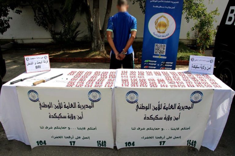 شرطة سكيكدة توقيف شخص وحجز أكثر من 1400 كبسولة من المؤثرات العقلية وكمية من المخدرات الصلبة (كوكايين).