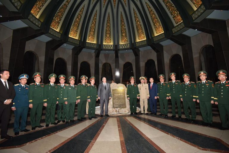 مدير الدائرة العامة لسياسة الجيش الشعبي الفيتنامي يزور المتحف الوطني للمجاهد