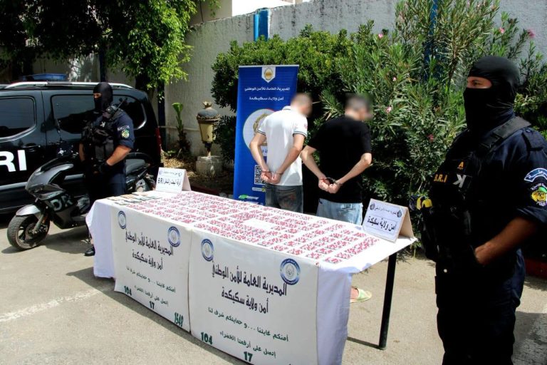 شرطة سكيكدة توقيف شخصين وحجز 1798 كبسولة من المؤثرات وإسترجاع مبلغ مالي .
