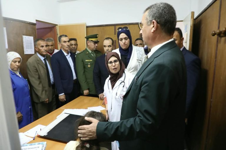 والي أم البواقي يتفقد مصابي حادث المرور ببلدية سيقوس