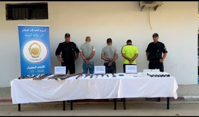 شرطة البليدة تشن  عمليات شرطية فجرية و توقف شقيقين مشتبه فيهما في قضية الاعتداء على شخص بواسطة سلاح أبيض محظور