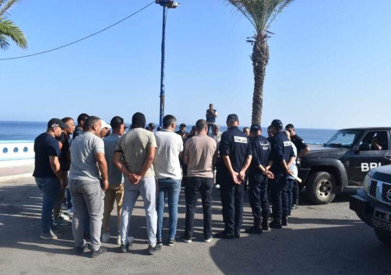 مداهمات أمنية بالقالة تُطيح بـ31 شخصًا في قضايا مخدرات وأسلحة بيضاء