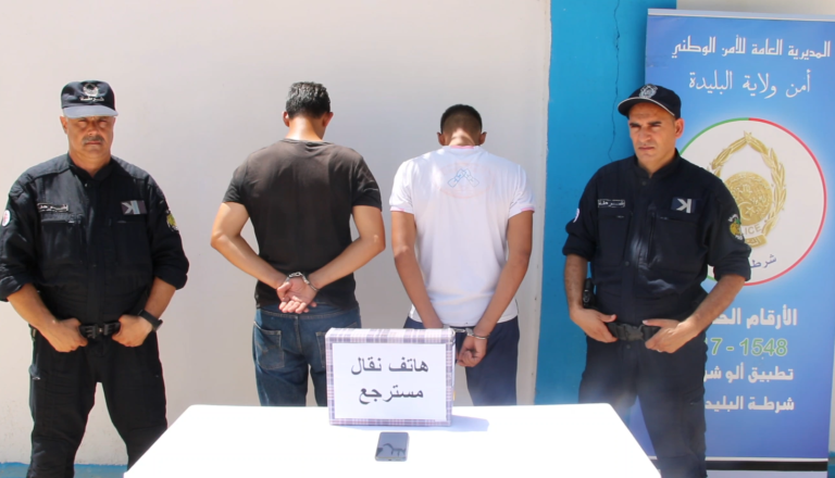شرطة البليدة… توقيف شخصين مشتبه فيهما في قضية سرقة هاتف نقال بالعنف