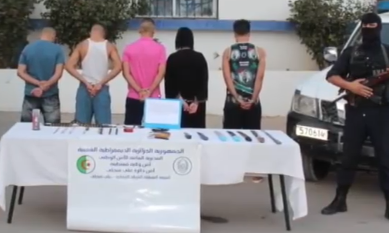 شرطة قسنطينة تطيح بعصابة أحياء وتضبط بحوزتهم سلاح صيد من الصنف الخامس وأسلحة بيضاء محظورة