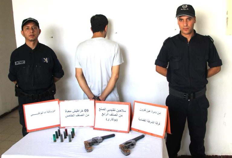 شرطة عين فكرون توقف شخصا وتضبط سلاحين ناريين تقليديي الصنع من نوع بوكاري وذخيرة حية