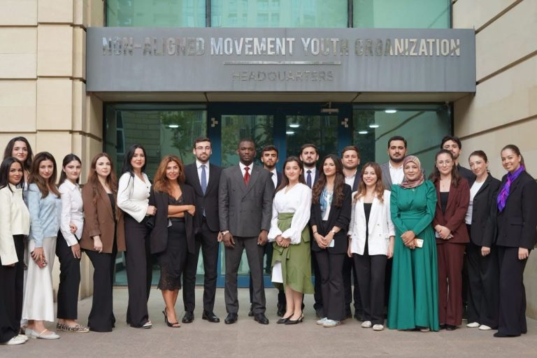 الدبلوماسية الشبابية: الجزائر تستعرض جهودها في تمكين الشباب وتعزز التعاون مع أذربيجان