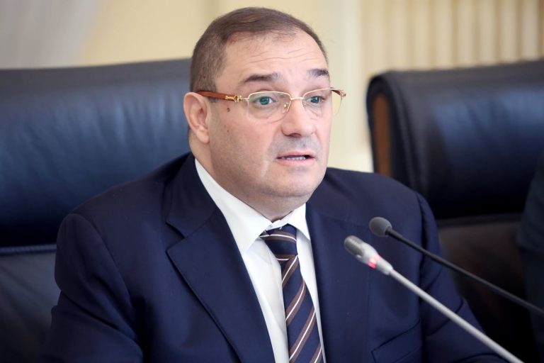 وزير العدل يعرض نصي قانونين أمام لجنة مجلس الأمة
