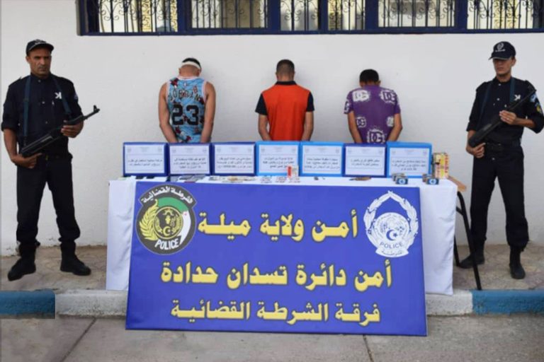 توقيف 3 أشخاص وحجز أكثر من 651 غرامًا من المخدرات و114 كبسولة بريغابالين بميلة