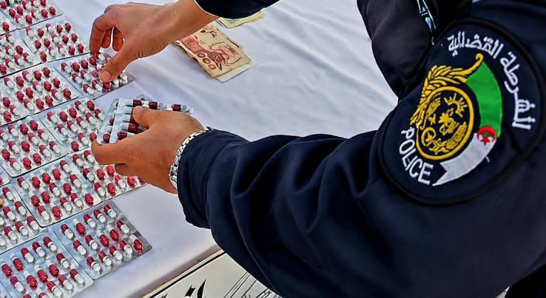 شرطة غليزان تطيح بشخصين و تحجز على 681 قرص من المؤثرات العقلية