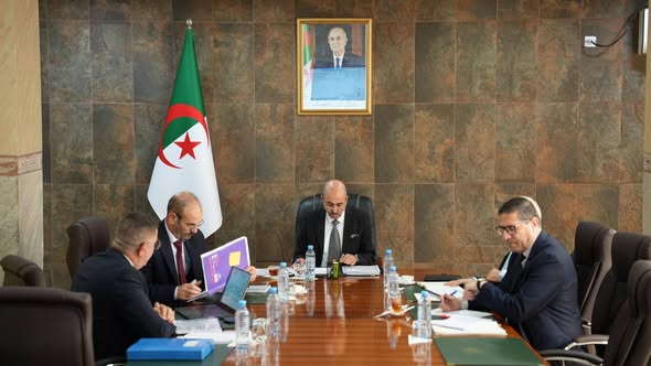 لقاءات تقييمية لوزير الصناعة مع مسؤولي المجمعات الصناعية العمومية