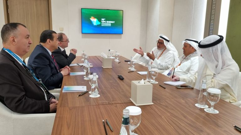 وزير الدولة، وزير المحروقات يتحادث بالرياض مع وزير النفط الكويتي.