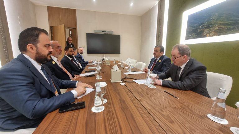 وزير الدولة، وزير المحروقات يتحادث بالرياض مع وزير النفط العراقي