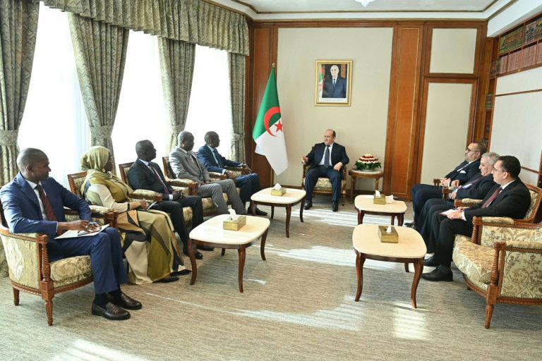 الوزير الأول يستقبل وزير الخارجية السنغالي لتعزيز التعاون الثنائي وتفعيل الاتفاقيات المشتركة
