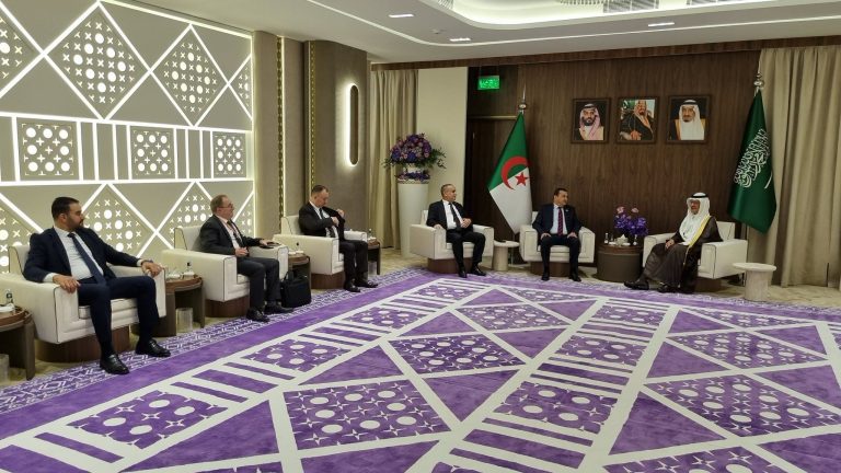 وزير الدولة، وزير المحروقات ووزير الطاقة والطاقات المتجددة يتحادثان بالرياض مع وزير الطاقة وزير الصناعة والثروة المعدنية السعودي.