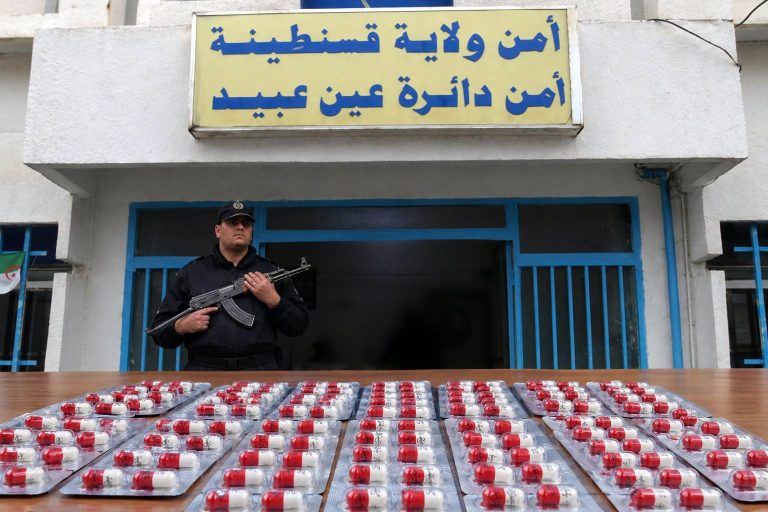 فرقة الشرطة القضائية بأمن دائرة عين اعبيد توقف مروج مؤثرات عقلية و تضبط كمية منها