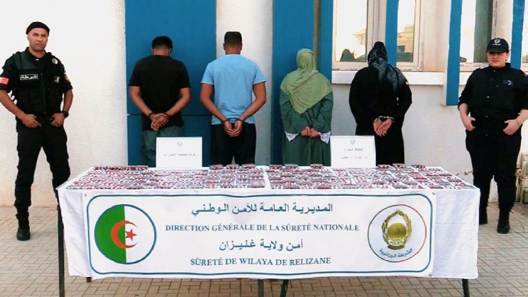 شرطة غليزان توقف 4 أشخاص، من بينهم امرأتان، وتحجز 3660 كبسولة من المؤثرات العقلية.