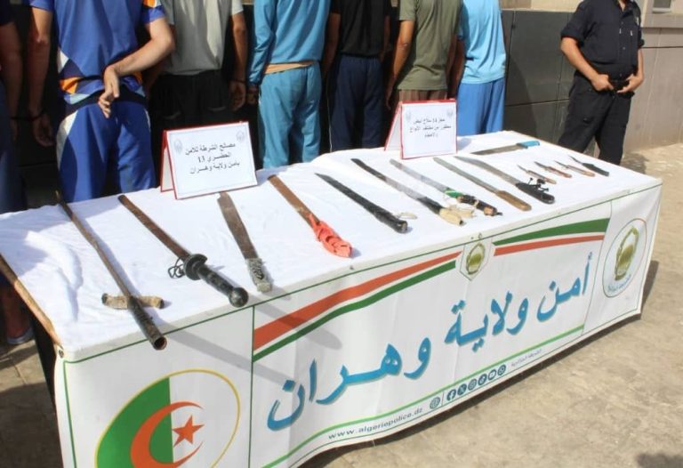 شرطة وهران توقف 08 اشخاص تضبط 14سلاح أبيض محظور