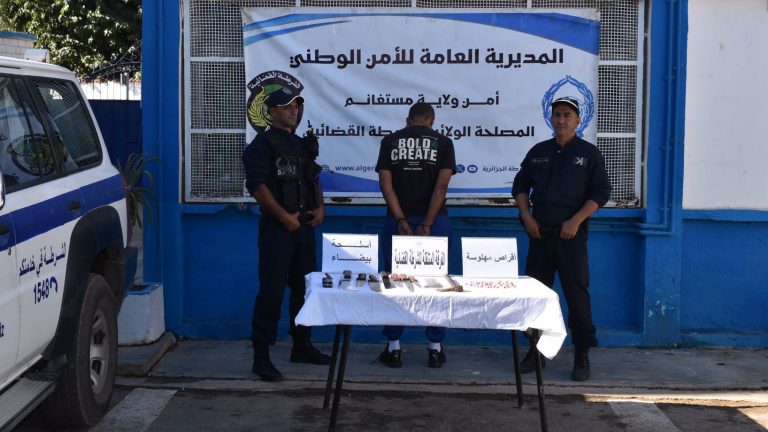 شرطة مستغانم توقف شخصًا وتحجز 58 كبسولة من المؤثرات العقلية وأسلحة بيضاء