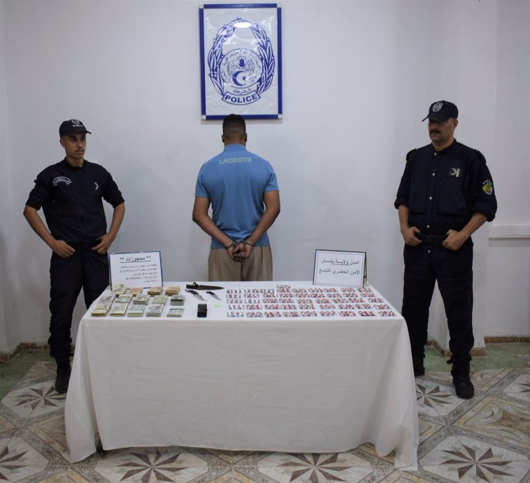 شرطة بشار: توقيف مشتبه فيه وحجز 690 كبسولة من المؤثرات العقلية ومبلغ مالي يفوق 193 مليون سنتيم