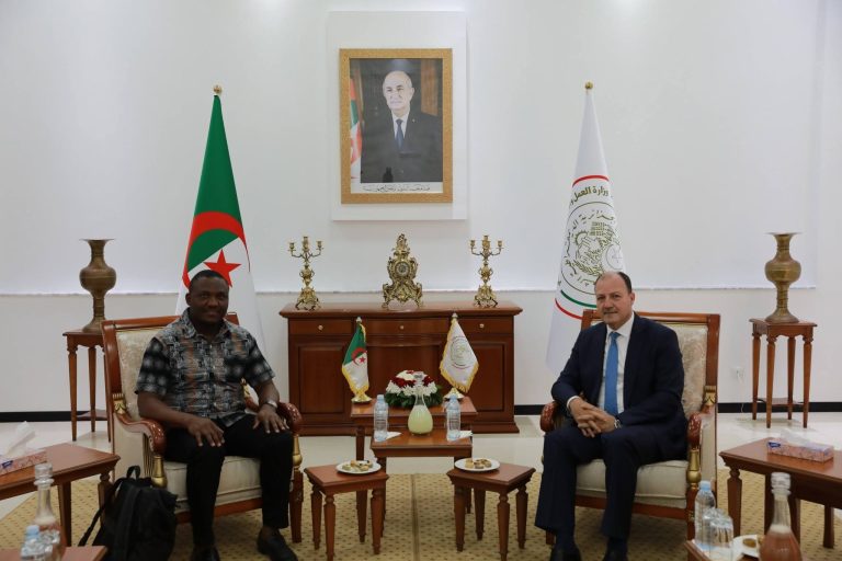 وزير العمل والتشغيل والضمان الاجتماعي يستقبل الأمين العام للاتحاد العام للعمال الجزائريين والأمين العام للمنظمة الإقليمية الإفريقية للاتحاد الدولي للنقابات.