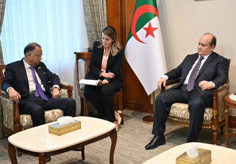 الوزير الأول يستقبل وفد وزاري من جمهورية بنغلاديش الشعبية