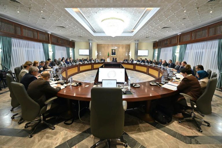 الوزير الأول سيفي غريب يترأس اجتماعًا للحكومة