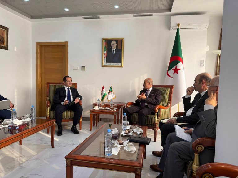 وزير الصناعة يستقبل سفير جمهورية طاجكستان بالجزائر