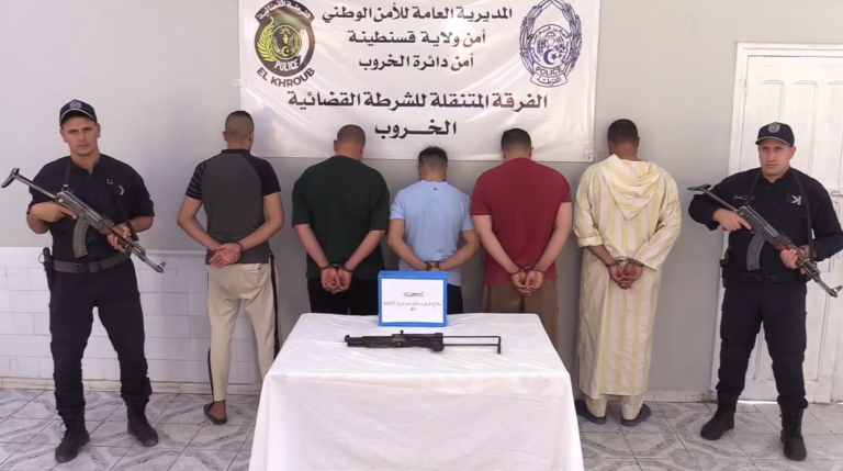 شرطة قسنطينة تفكك جماعة إجرامية منظمة مختصة في بيع و تهريب أسلحة نارية من الصنف الأول وتضبط سلاح ناري رشاش
