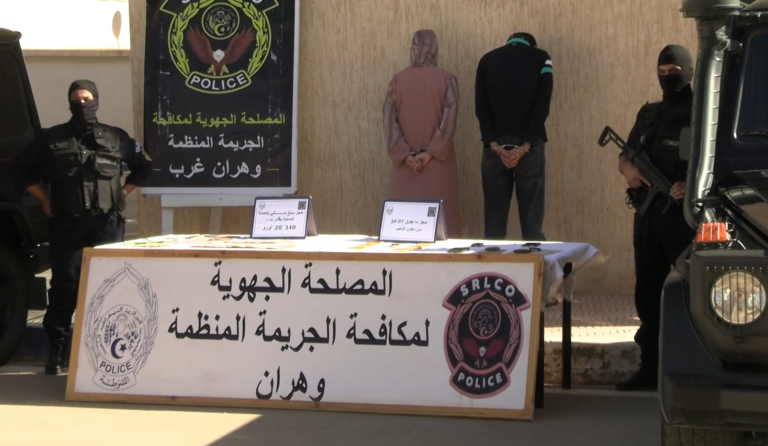 توقيف شخصين من بينهم امراة في محاولة تهريب أزيد من 07 كلغ  من الذهب بمطار وهران